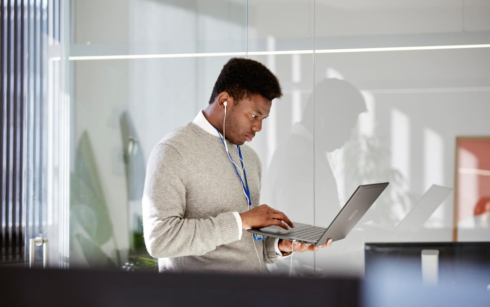 Ambiente sereno de nuestro estudio con iluminación natural y elementos minimalistas