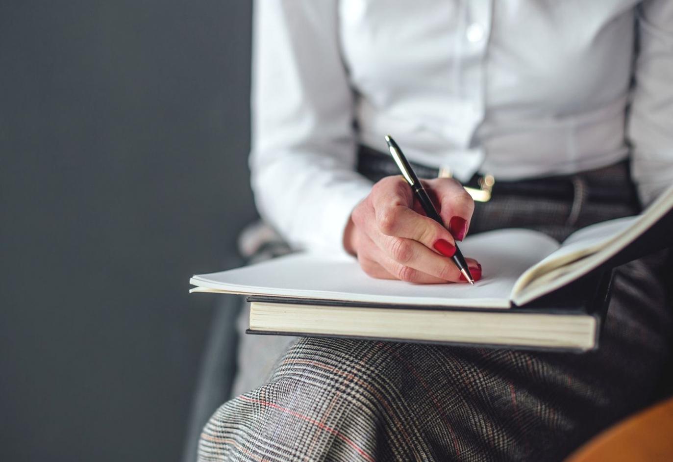 Detalle de posturas y alineación correcta en la práctica de Ashtanga Yoga bajo supervisión